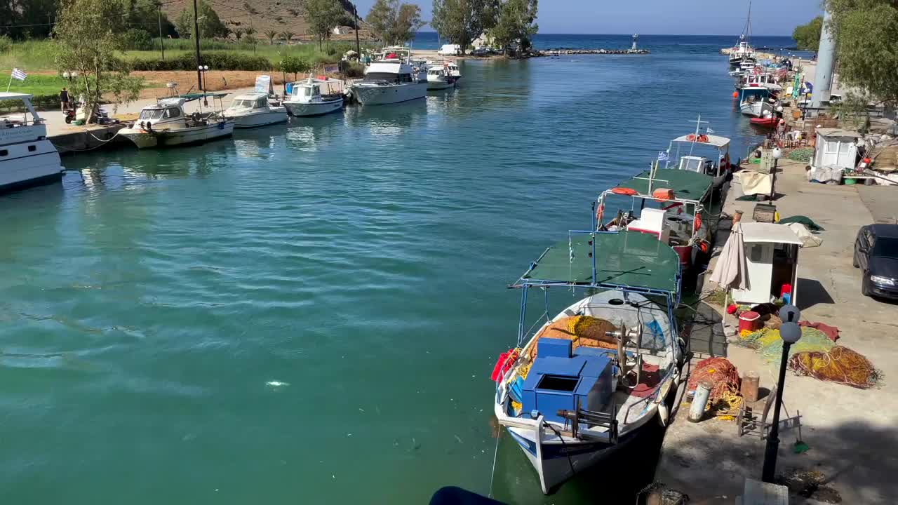 可远眺河流、码头、游艇泊位和大海。视频素材