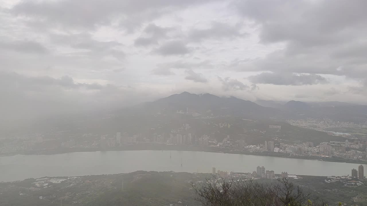 淡水河及观音山，新北市，台湾视频素材