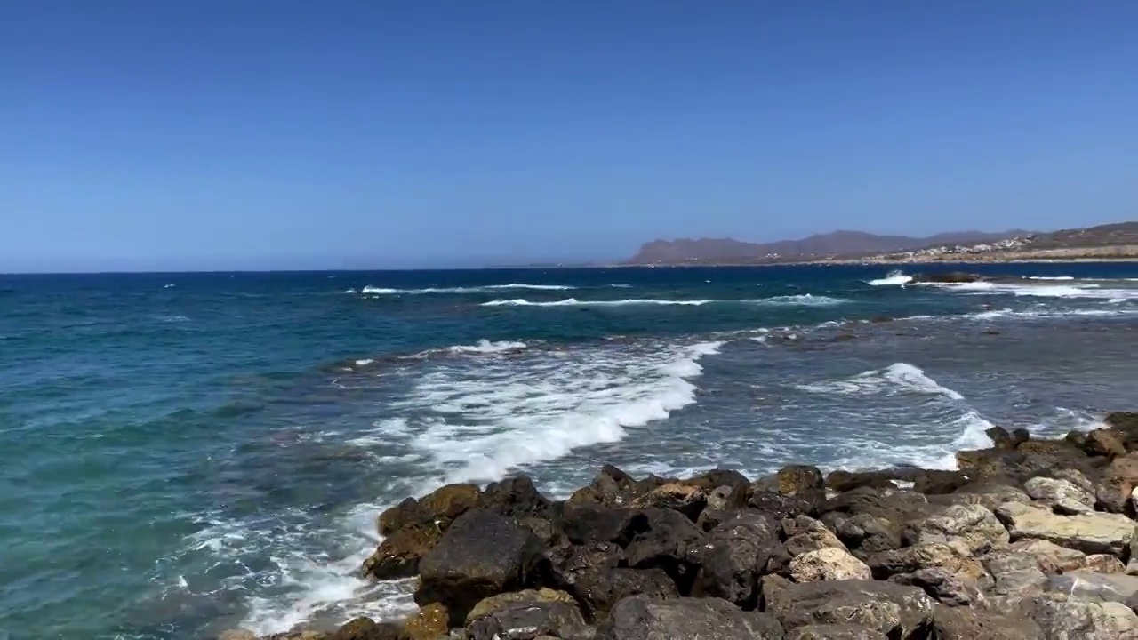 在克里特岛的海浪，泡沫和溅起的海水。视频素材