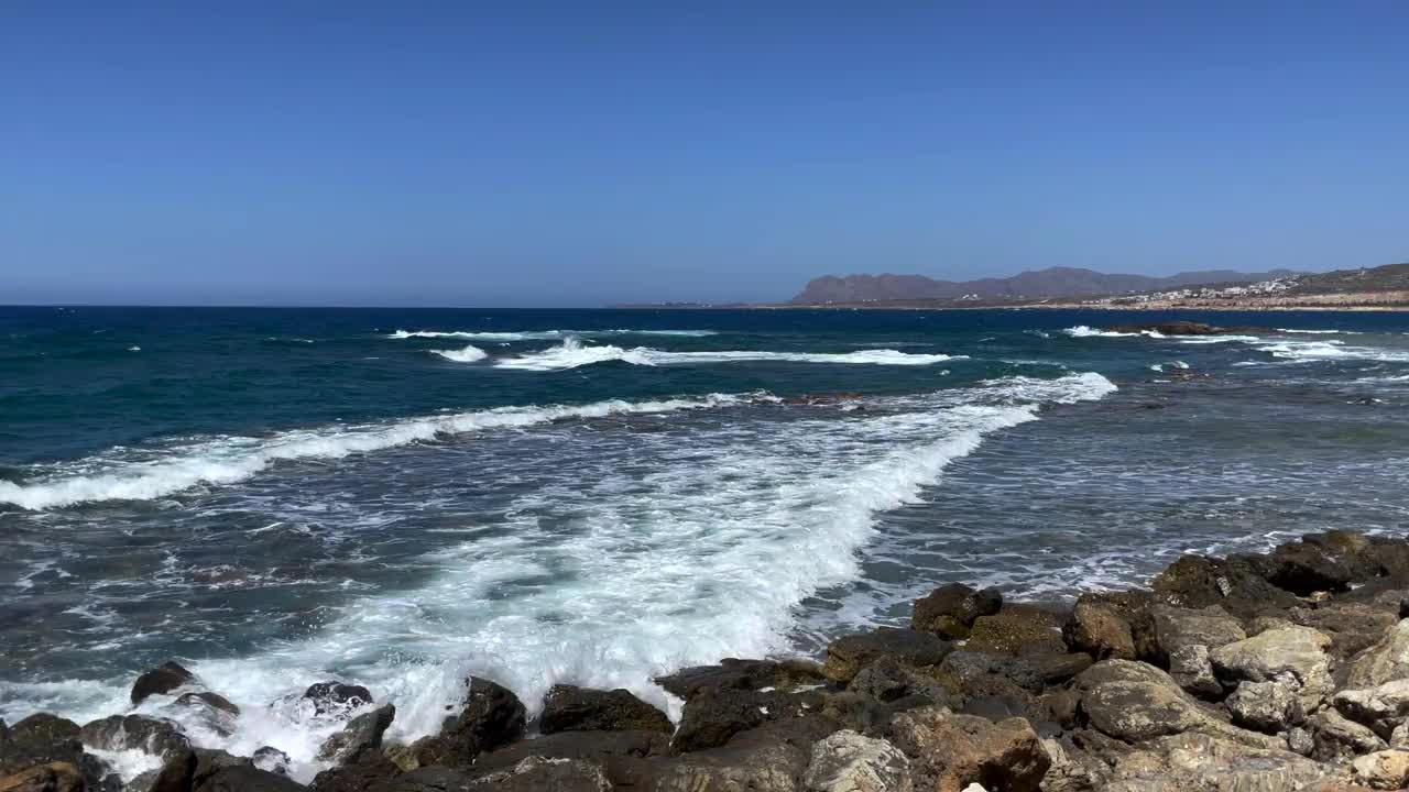 在克里特岛的海浪，泡沫和溅起的海水。视频素材