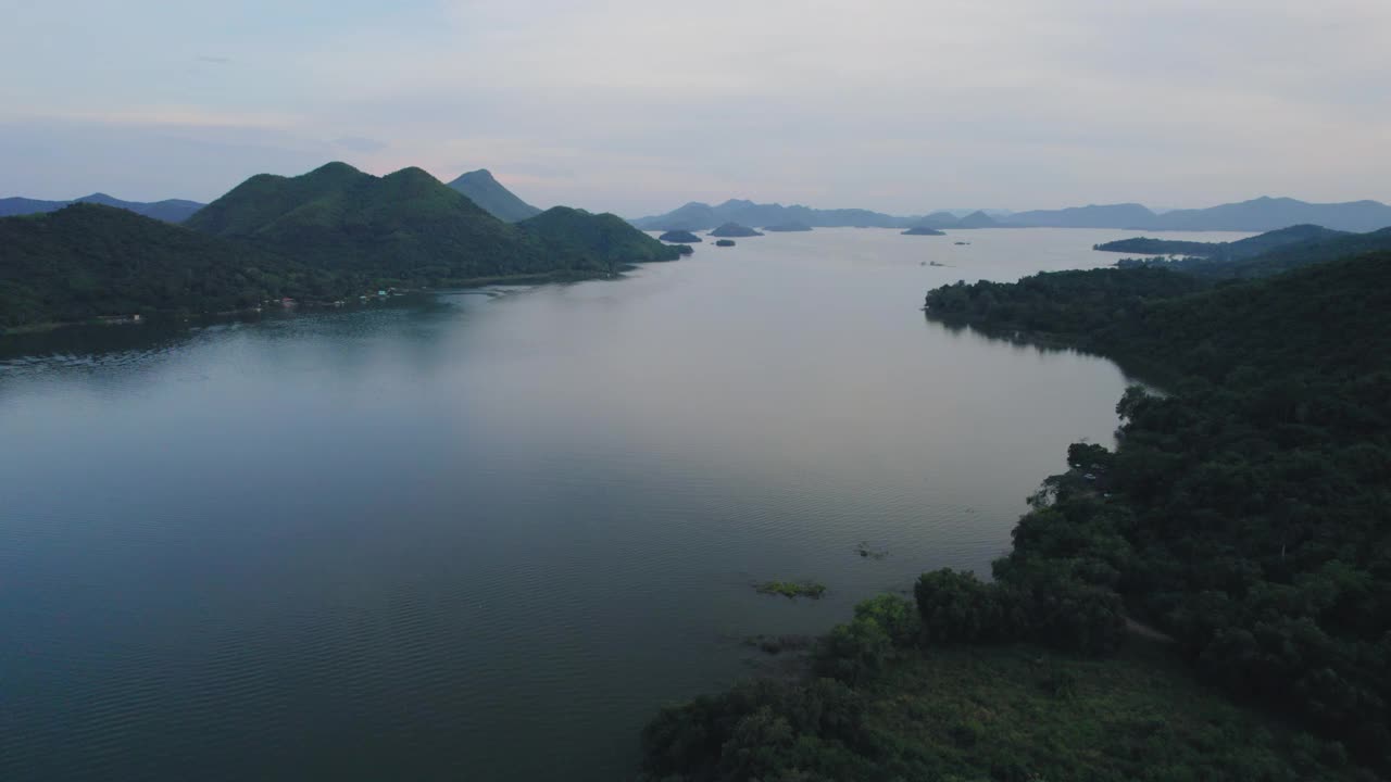 飞过湖面，环绕着美丽的茂密的绿色森林。视频素材