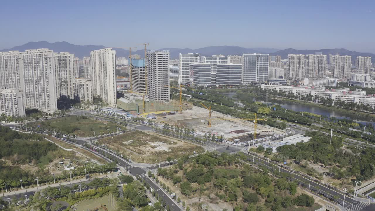 城市中心在建摩天大楼的航拍视频素材