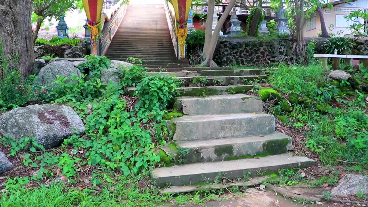 在泰国苏梅岛的西拉寺，有蛇的楼梯。视频素材