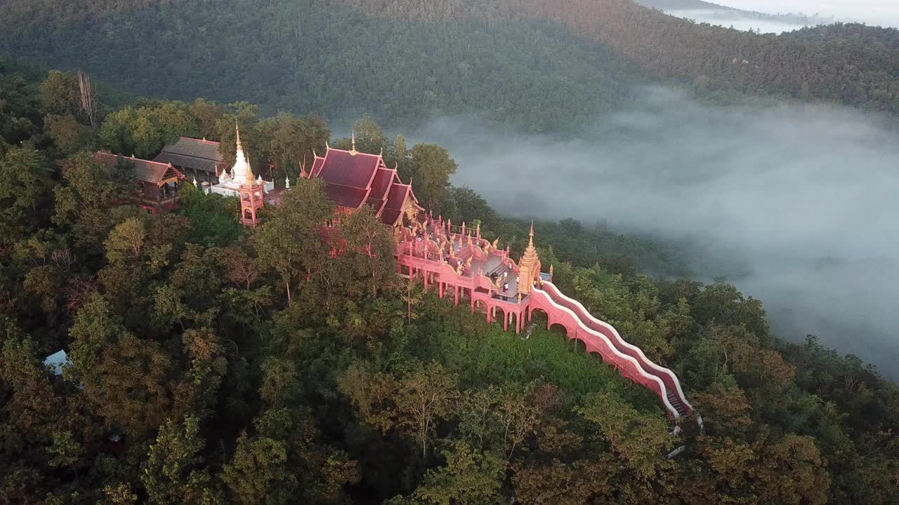 云雾笼罩的帕拉寺位于泰国兰邦省湄达区宁静的山顶上。视频素材