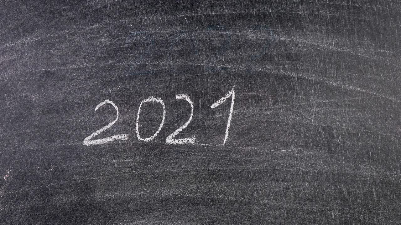 从2021年到2022年。用白色粉笔写在黑板背景上视频素材