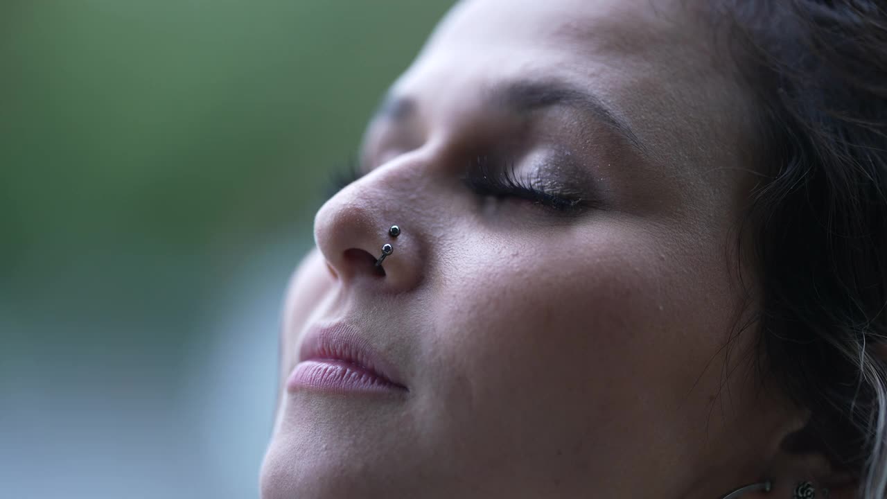 女人用希望和信念向天空张开眼睛，精神的人特写脸视频素材