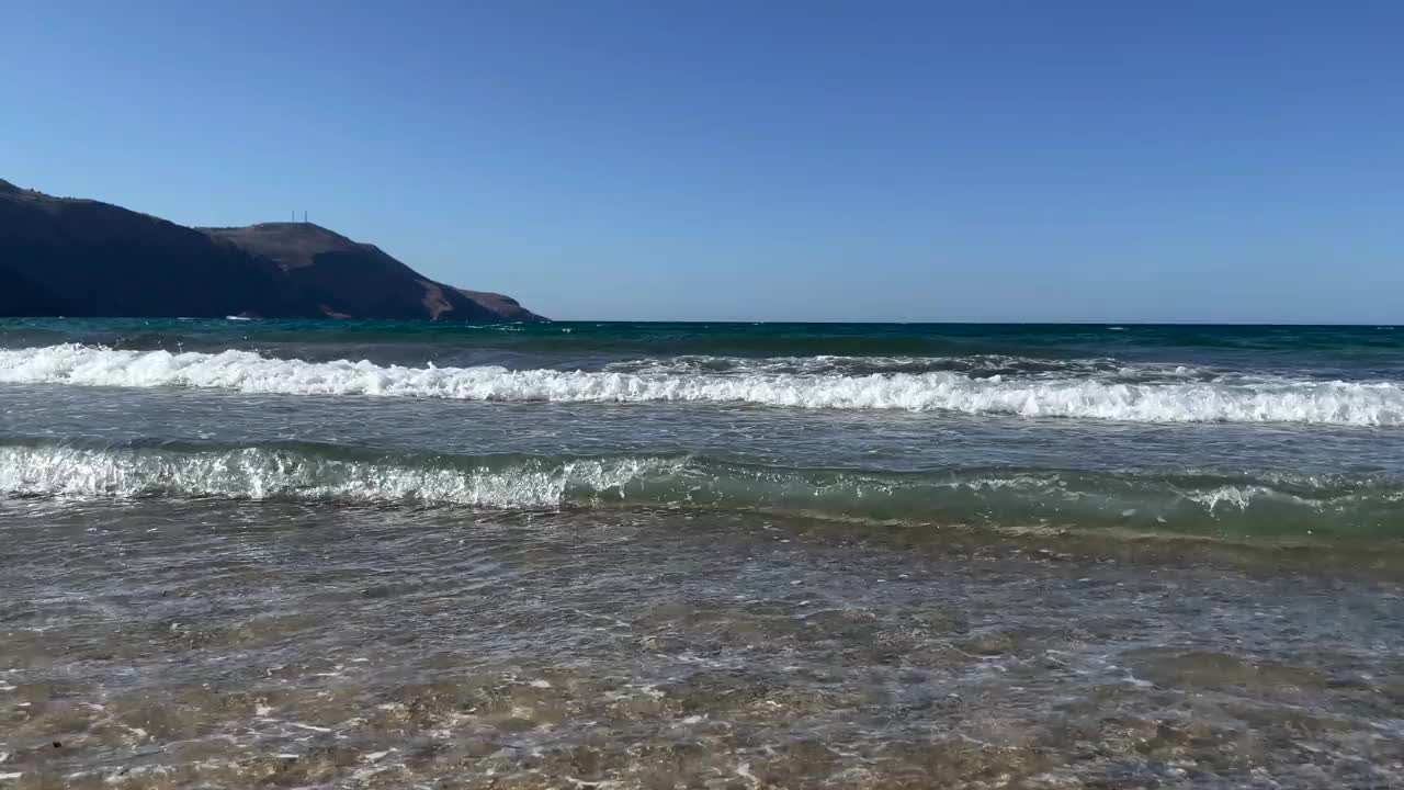 在克里特岛海浪，泡沫和溅起的海水的特写视图。视频素材