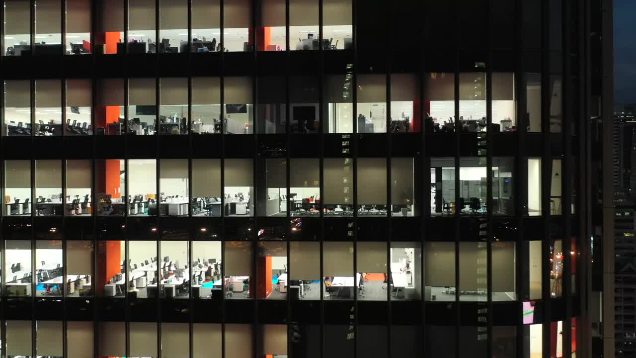 航空办公商务大厦，写字楼的摩天大楼，人们在晚上的办公室工作视频素材