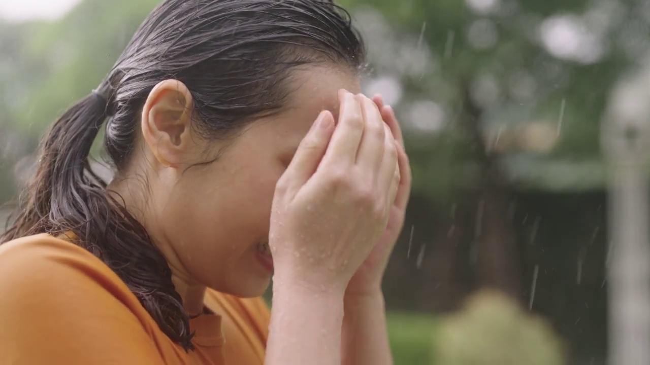 妇女在倾盆大雨中视频素材