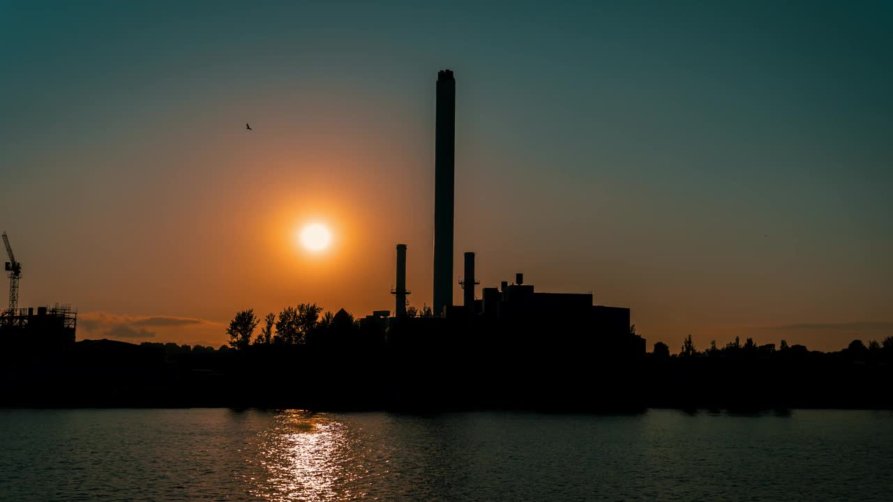 夕阳在工业园区轮廓背后的时间流逝视频下载