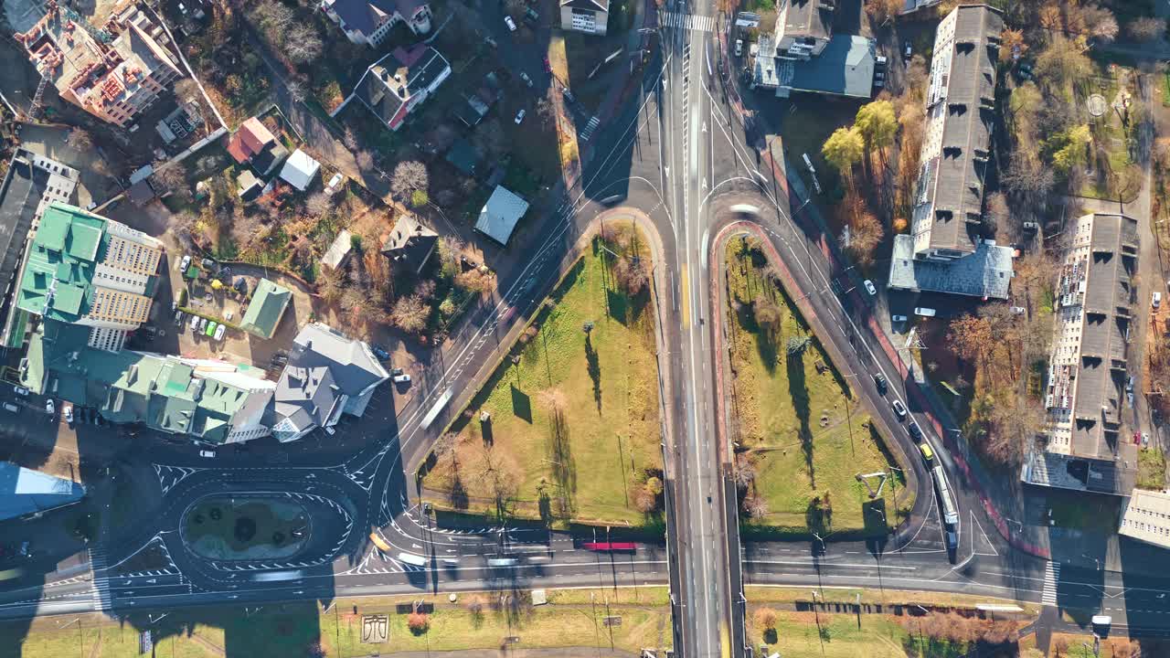 鸟瞰图道路交叉口与快速移动的繁忙的交通在城市街道上。城市交通的时间间隔。交通高峰期，车辆模糊不清视频素材