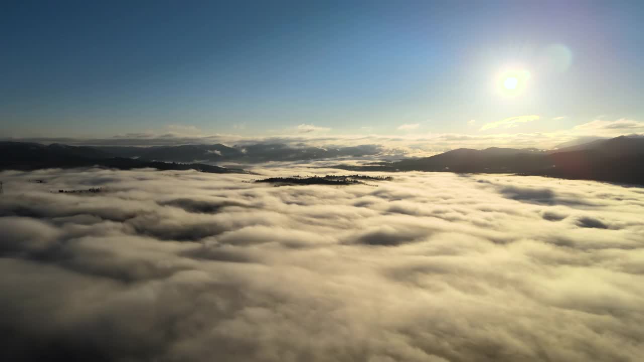 鸟瞰图的景观之上雾快速移动的云覆盖山脉在日落视频素材