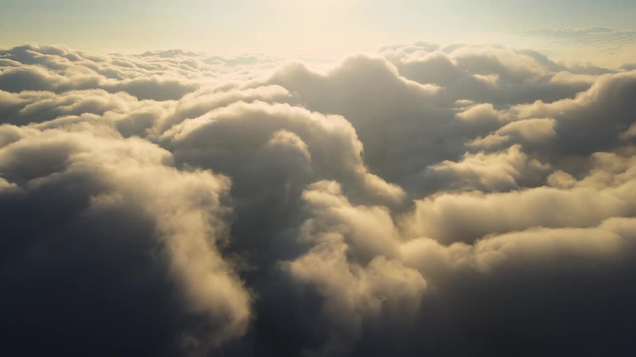 高空从飞机窗口俯瞰傍晚暴雨前形成的浓密蓬松的积云视频素材