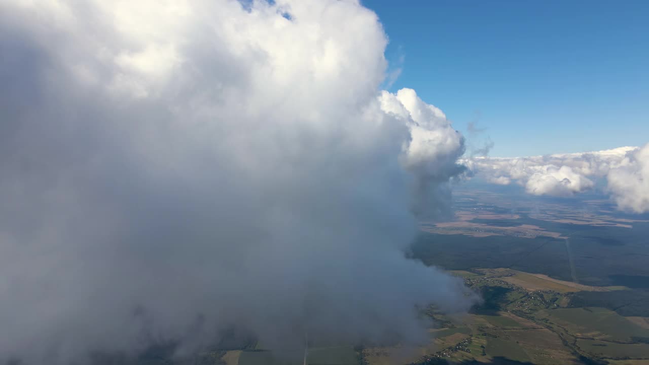 从地球的高空鸟瞰，上面覆盖着白色蓬松的积云视频素材