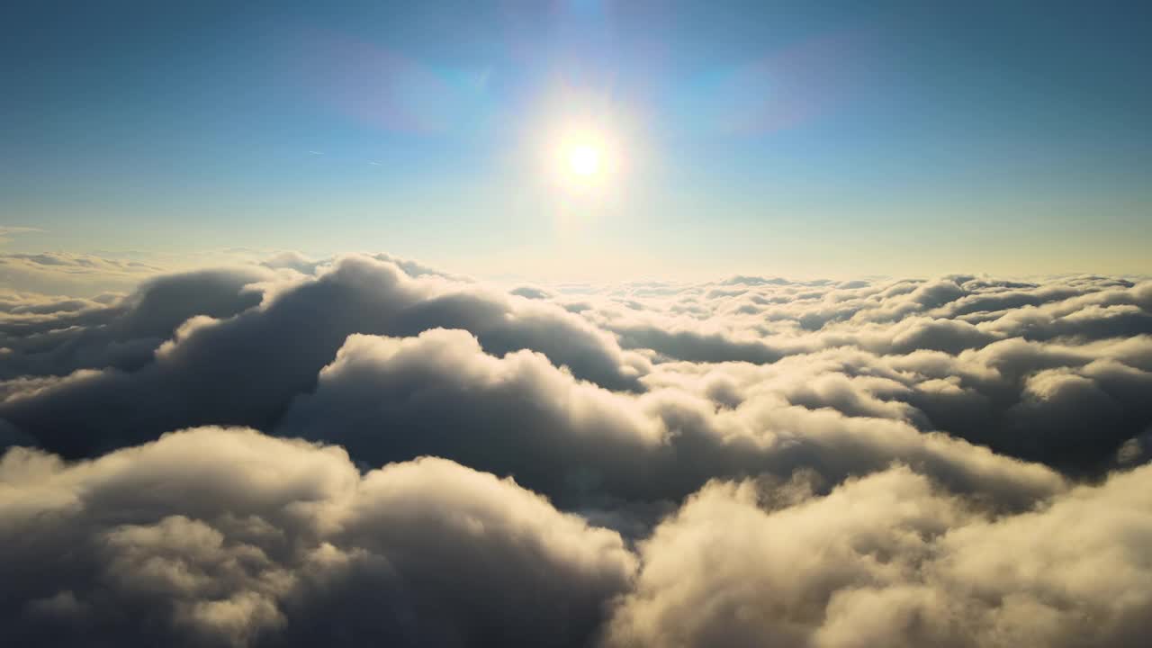 高空从飞机窗口俯瞰傍晚暴雨前形成的浓密蓬松的积云视频素材