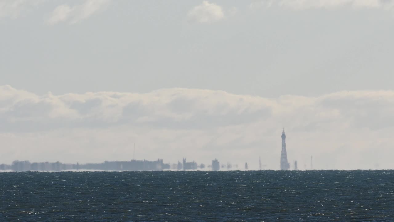 从英国坎布里亚郡的沃尔尼岛眺望布莱克浦和布莱克浦塔。视频素材