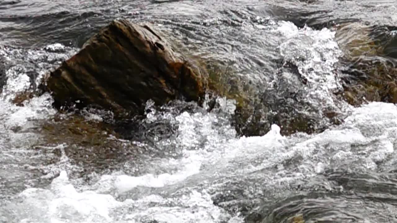 湍急的山河，水流缓慢视频素材