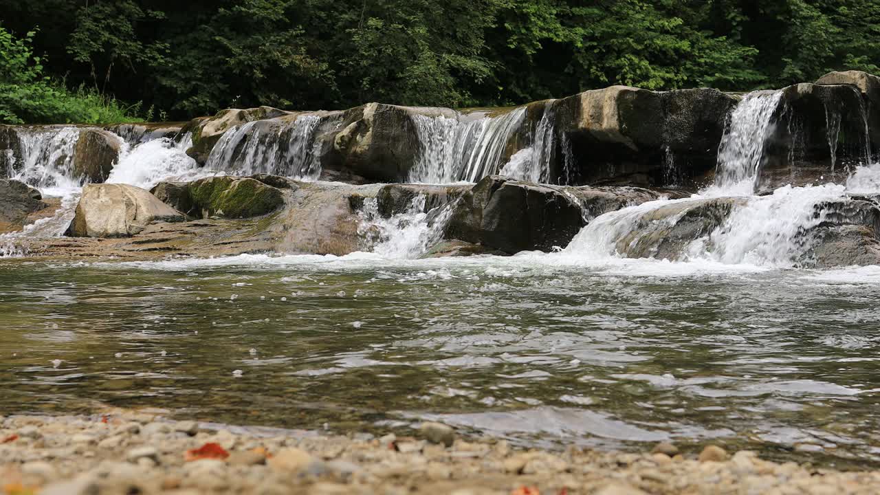 瀑布在森林中的山区，野生自然的喀尔巴阡山脉在乌克兰视频素材