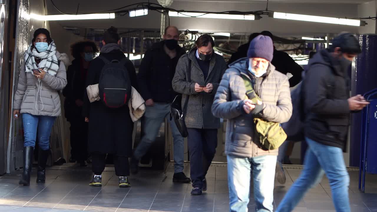 人们走在巴黎的大街上视频素材