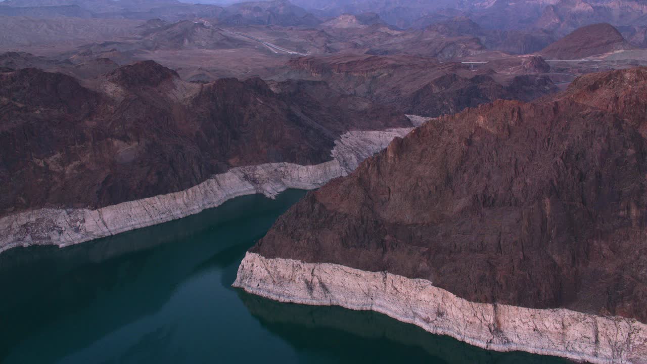 米德湖，内华达州，约2021年:胡佛水坝和米德湖的鸟瞰图。用红色8K直升机上的Cineflex拍摄。视频素材