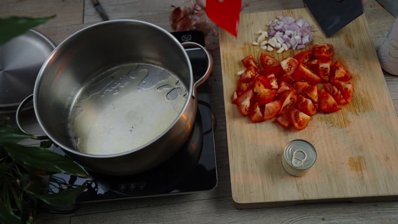 Sautéing大蒜和葱视频素材