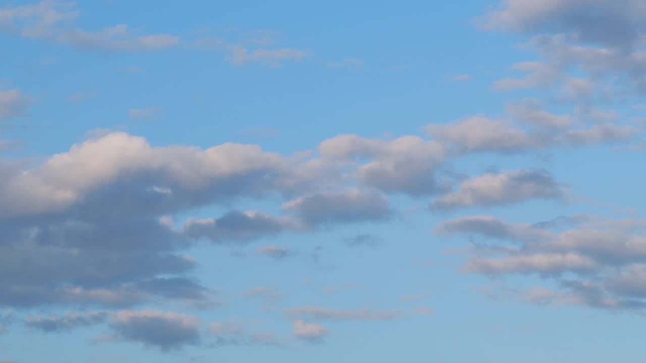 蓬松的云，天空大气。蓬松蓬松的白云。层积云天空景观视频素材