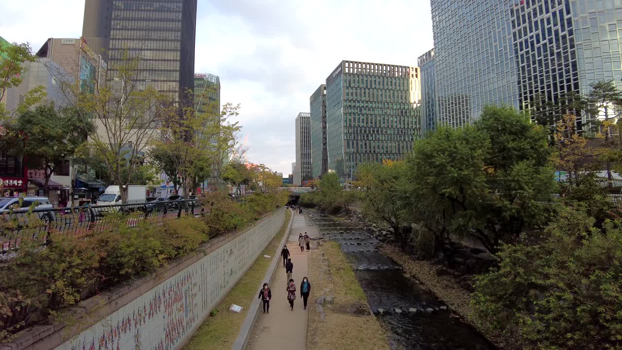 韩国首尔钟路区清溪川周围的市中心风景视频素材