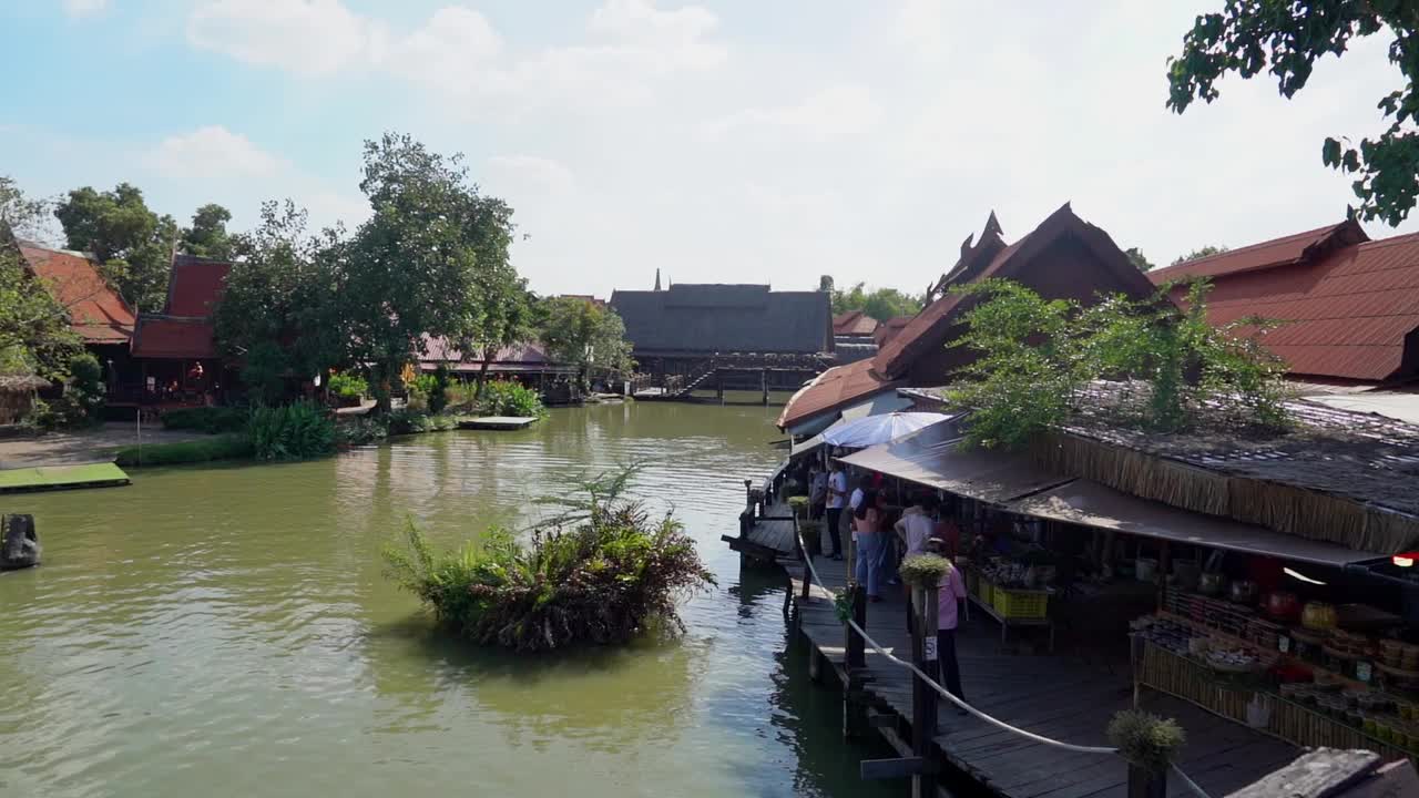 人们在大城府著名的水上市场旅行。视频素材