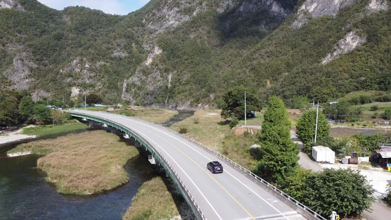 图为韩国江原道宁越郡Gimsatgat郡的山路和风景视频素材