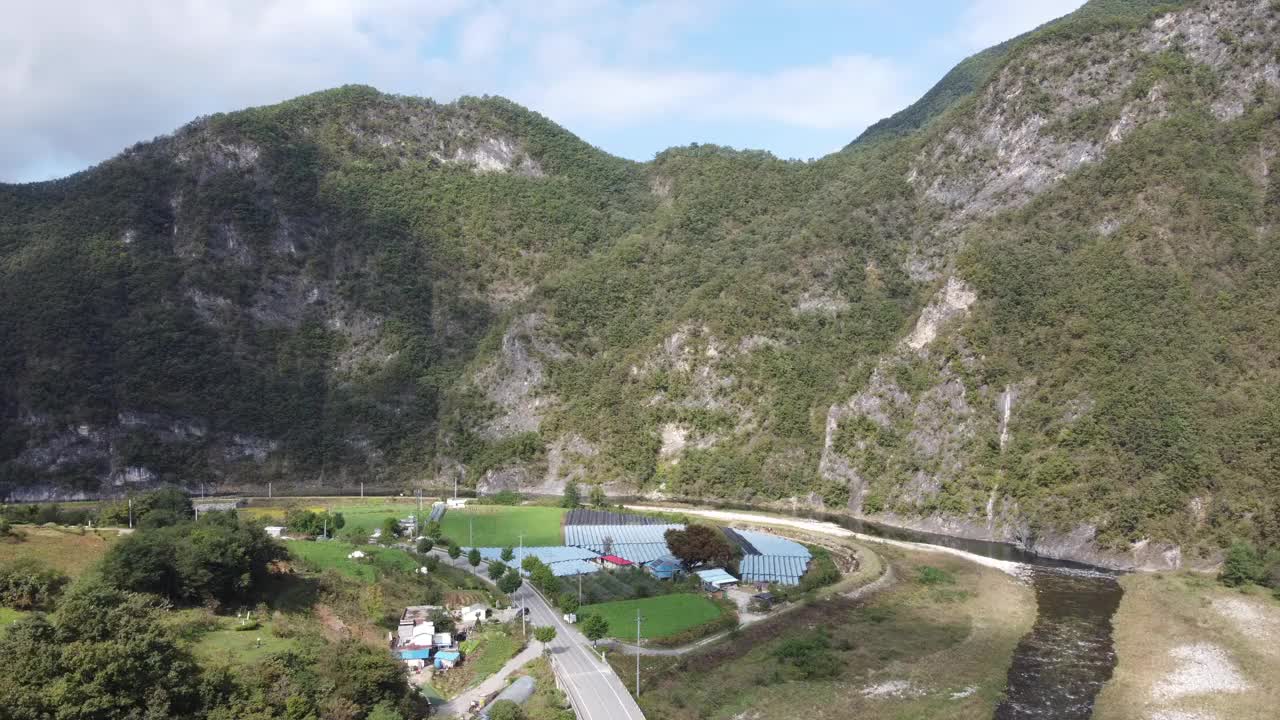 图为韩国江原道宁越郡Gimsatgat郡的山路和风景视频素材