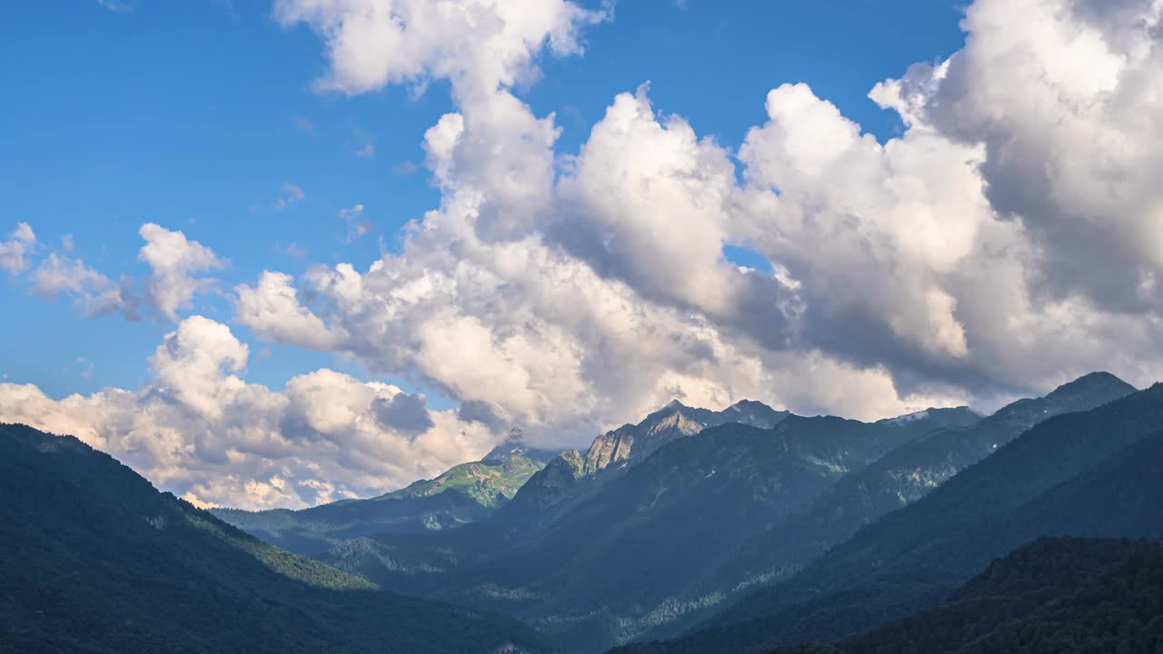 夏天山和云天的风景。美丽的山坡上白云覆盖，蓝天覆盖，户外，自然景观。视频素材