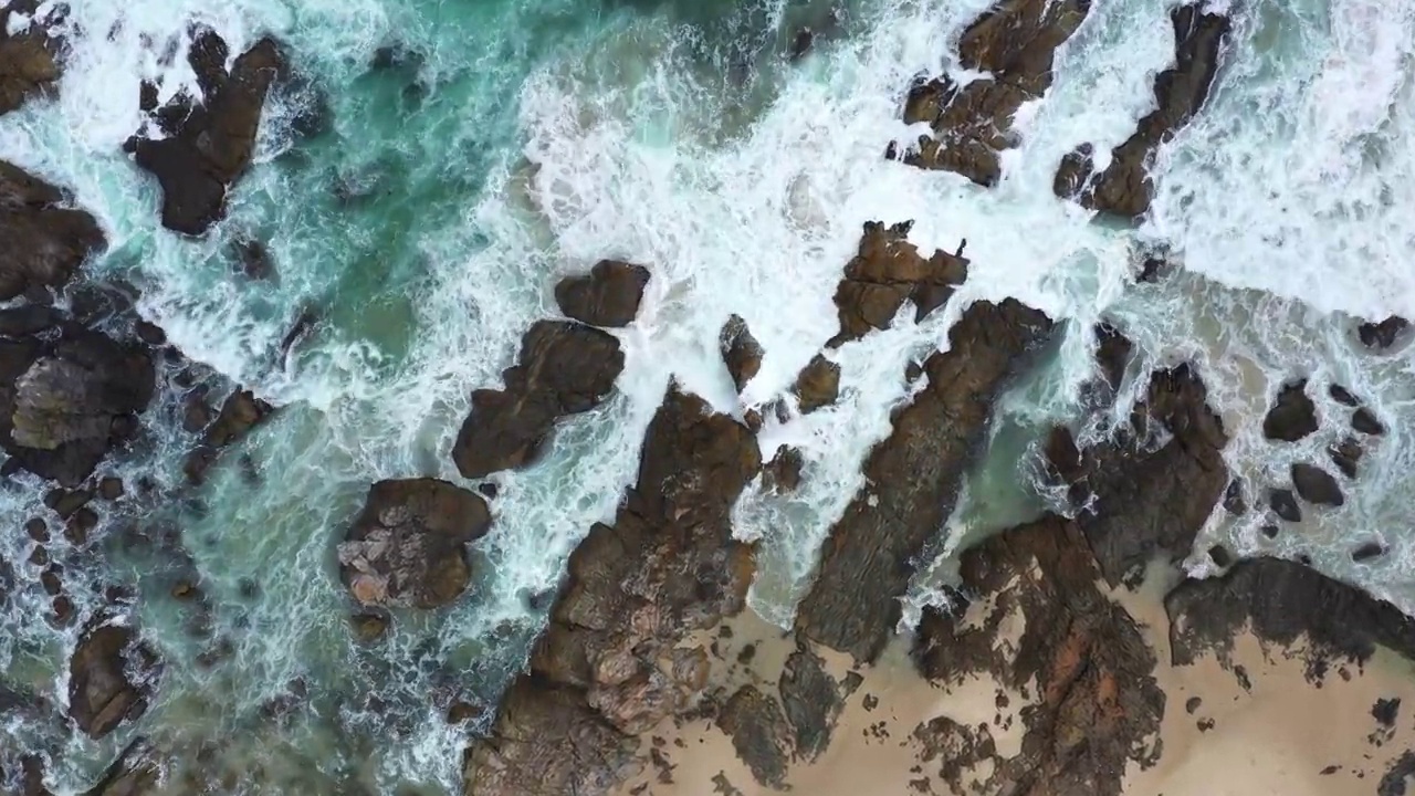 航拍的海浪冲击岩石海岸线，新南威尔士州东海岸，澳大利亚。视频素材