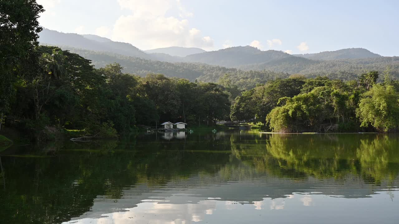 清迈昂甲水塘及山脉夜景视频素材