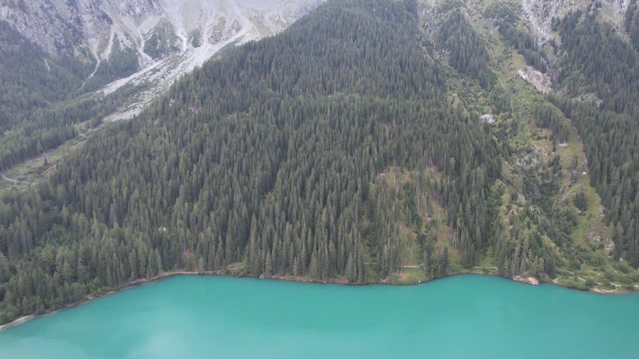 空中俯瞰意大利白云石的绿色山脉、森林和湖泊视频素材