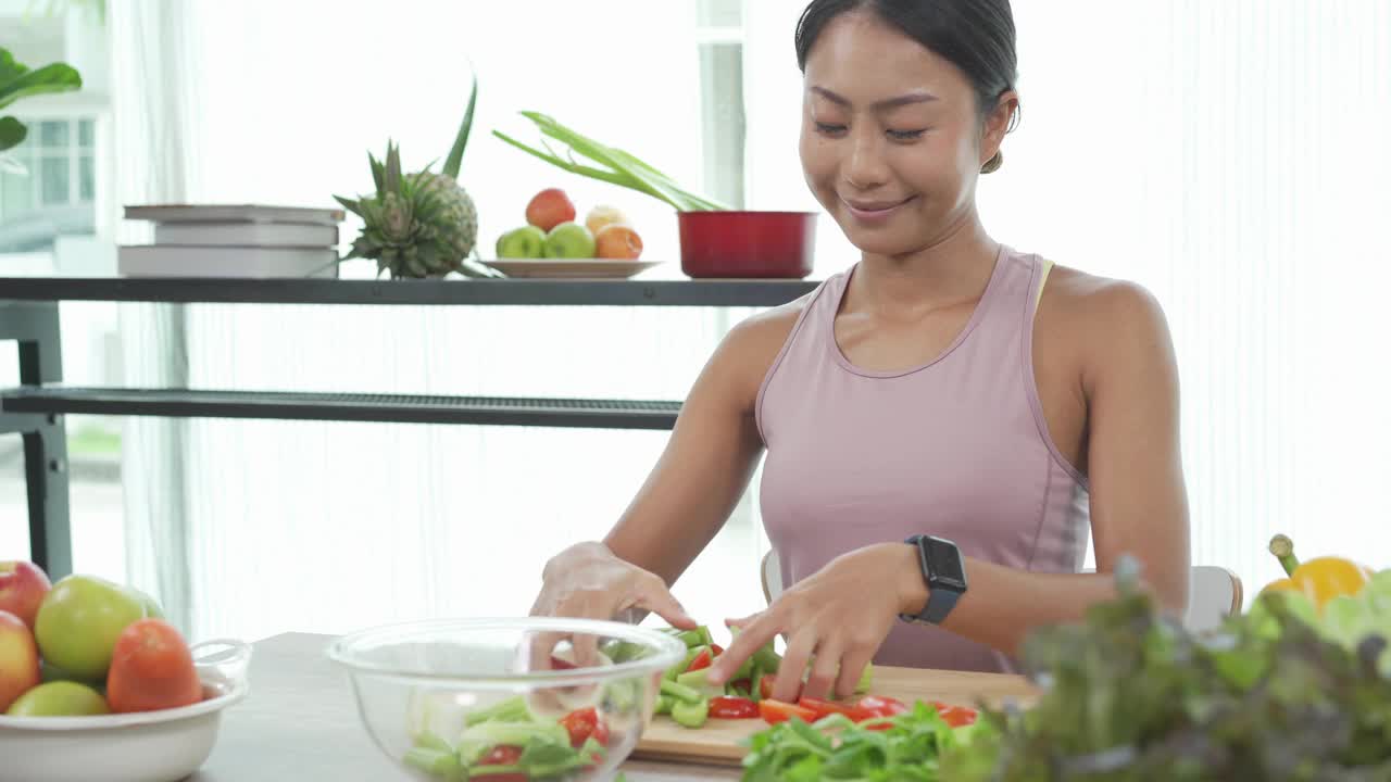 亚洲运动女孩准备沙拉在厨房健康食品的概念视频素材