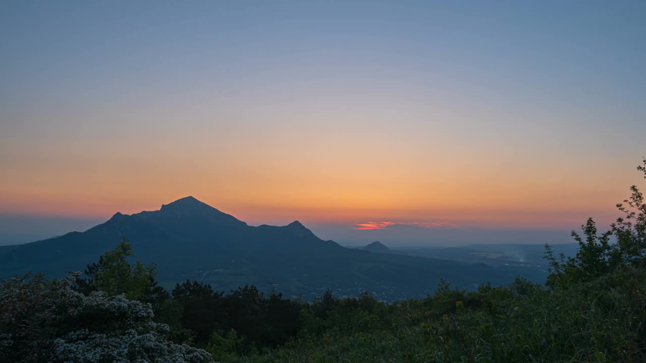 令人惊叹的夏季景观和戏剧性的雾日出。日出时，阳光从山上的云层中透出来。视频素材