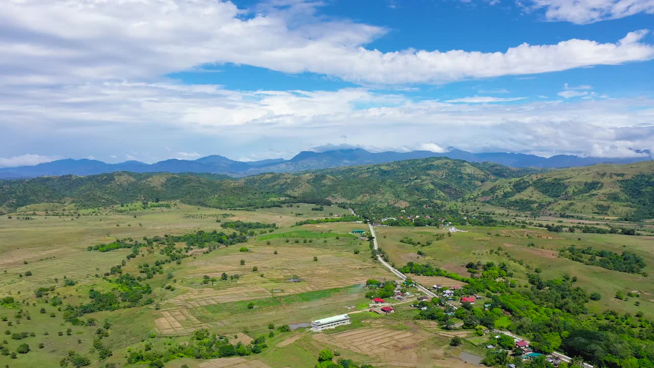 夏日青山绿草蓝天景观视频素材