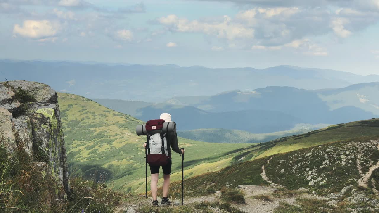 在喀尔巴阡山脉的Shpitsy山顶漫步的女人。旅游运动生活理念视频素材