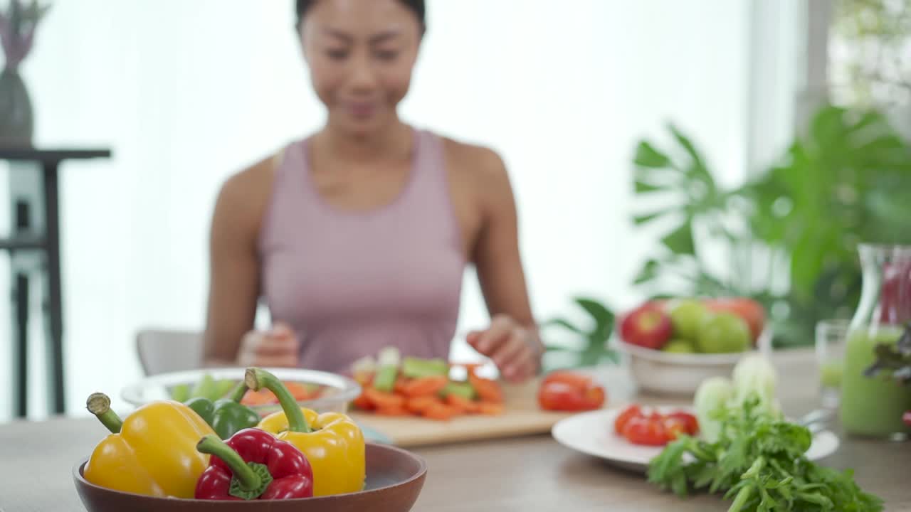 亚洲运动女孩准备沙拉在厨房健康食品的概念视频素材