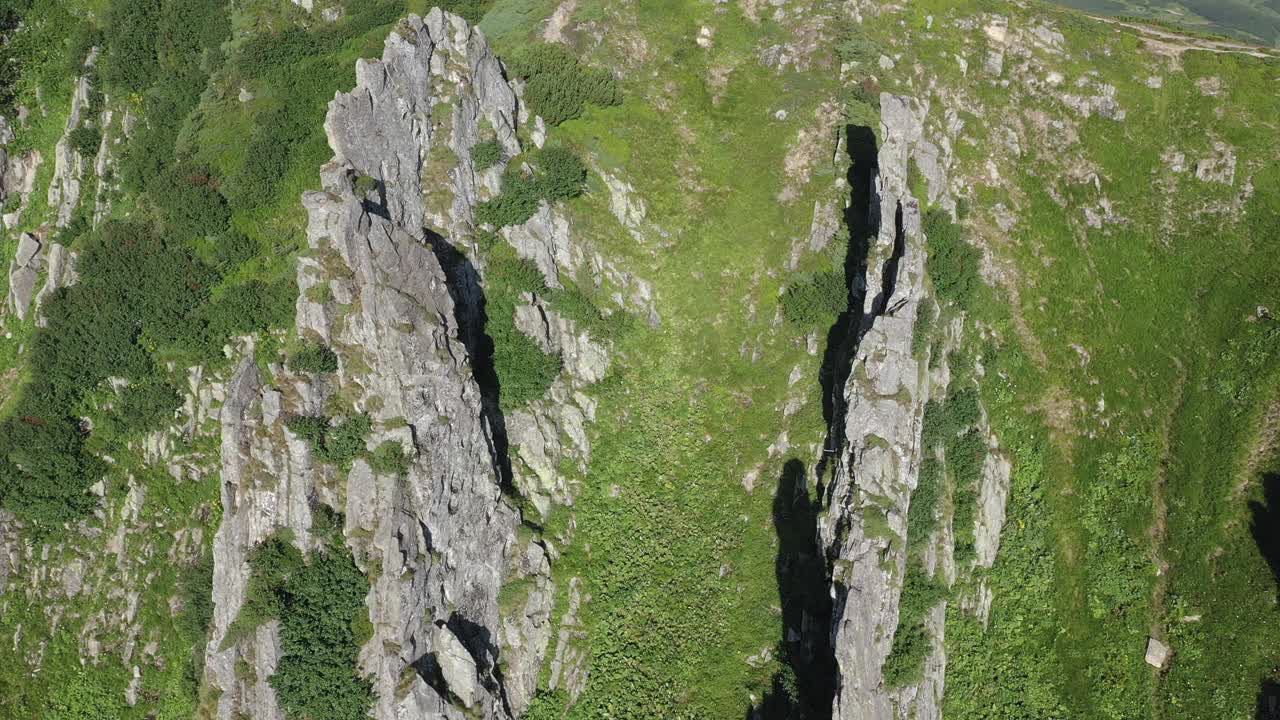 喀尔巴阡山脉斯皮茨山岩石山顶鸟瞰图，夏季山脉景观视频素材