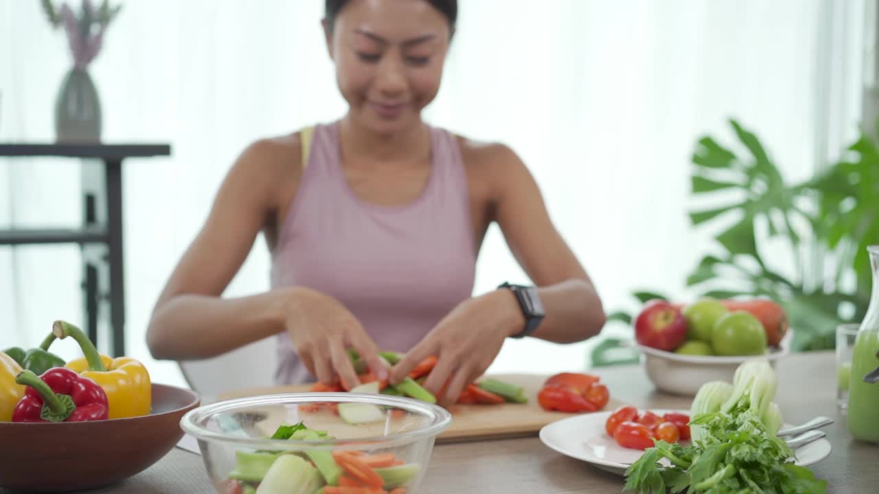 亚洲运动女孩准备沙拉在厨房健康食品的概念视频素材