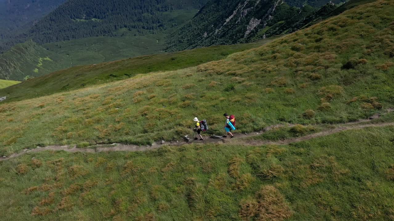 两名背包客正沿着喀尔巴阡山脉行走。视频素材