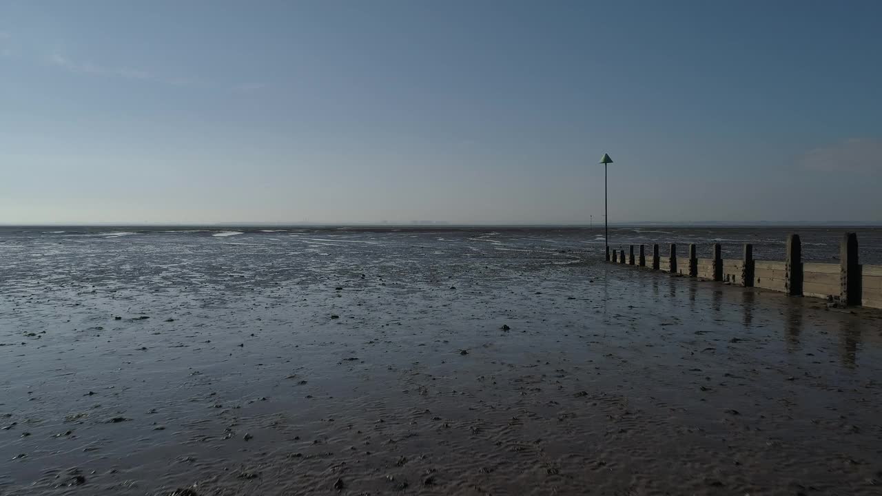 海上绍森德，英国埃塞克斯泰晤士河，海上航拍南端视频素材