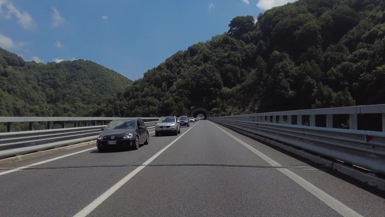 夏季有隧道的高速公路POV视频素材