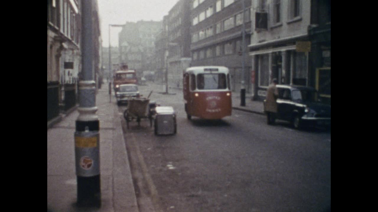 伦敦，送奶工送货，街道清洁器手推车;1971视频素材