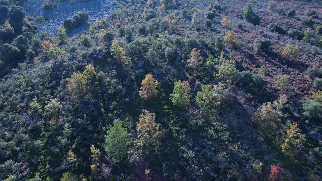 鸟瞰Sierra de Albarracín地区Ródenas镇附近的Peracense城堡。特鲁埃尔省，阿拉贡自治社区，西班牙，欧洲视频素材