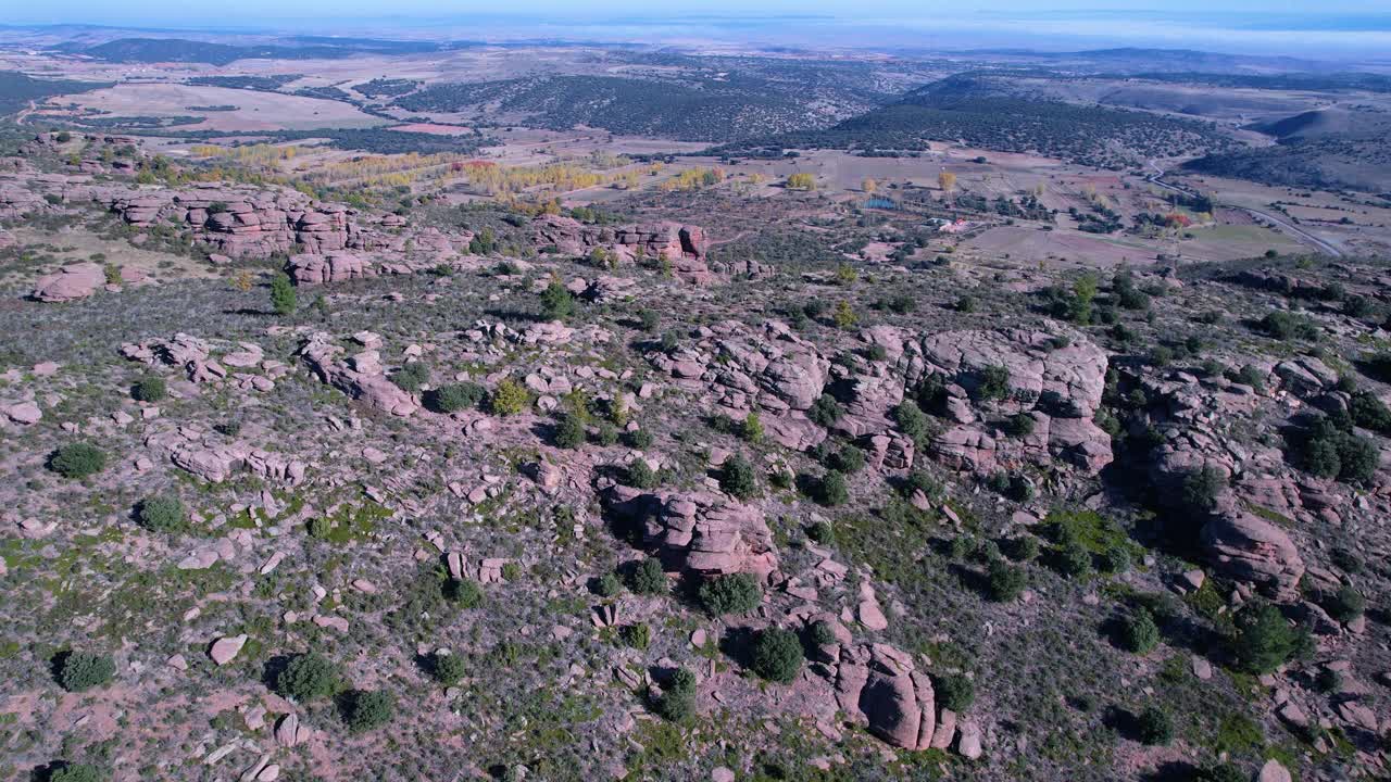 鸟瞰Sierra de Albarracín地区Ródenas镇附近的Peracense城堡。特鲁埃尔省，阿拉贡自治社区，西班牙，欧洲视频素材