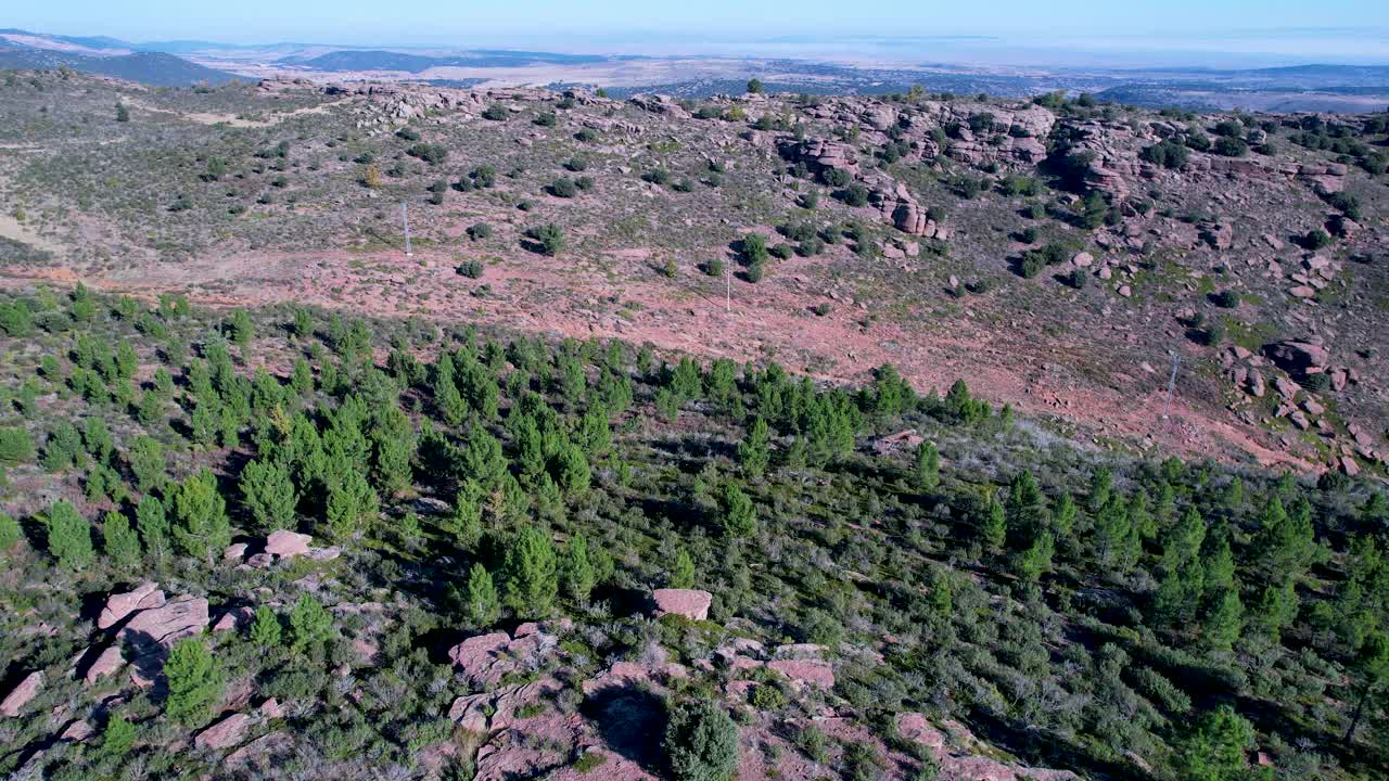 鸟瞰Sierra de Albarracín地区Ródenas镇附近的Peracense城堡。特鲁埃尔省，阿拉贡自治社区，西班牙，欧洲视频素材