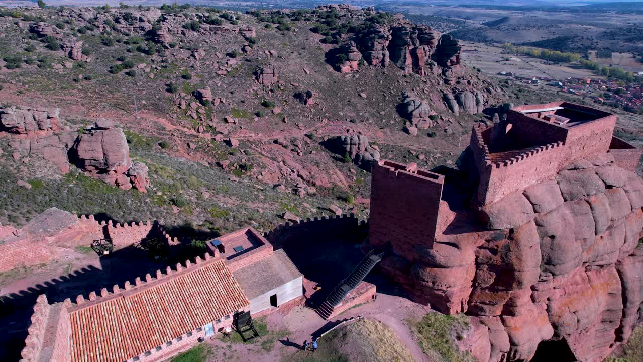 鸟瞰Sierra de Albarracín地区Ródenas镇附近的Peracense城堡。特鲁埃尔省，阿拉贡自治社区，西班牙，欧洲视频素材