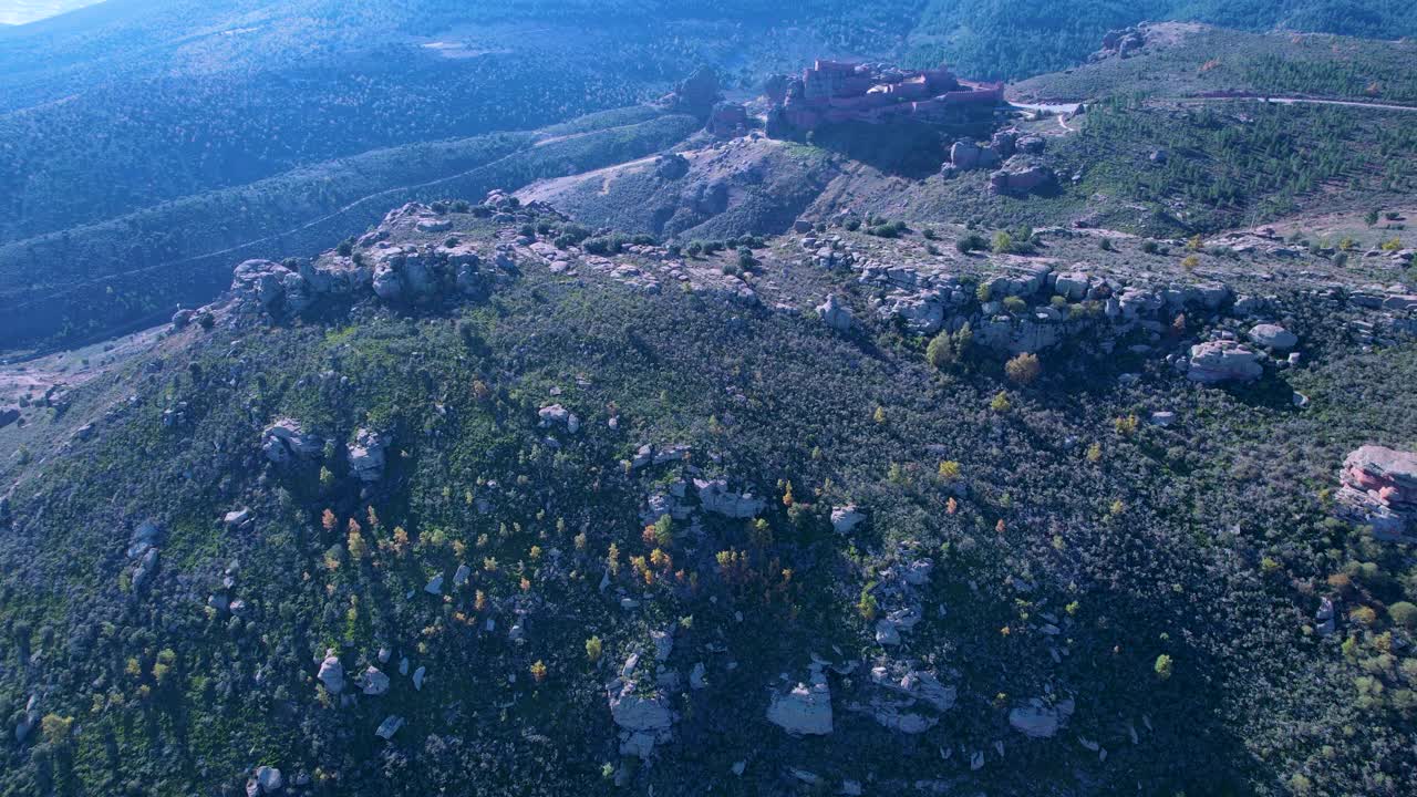 鸟瞰Sierra de Albarracín地区Ródenas镇附近的Peracense城堡。特鲁埃尔省，阿拉贡自治社区，西班牙，欧洲视频素材